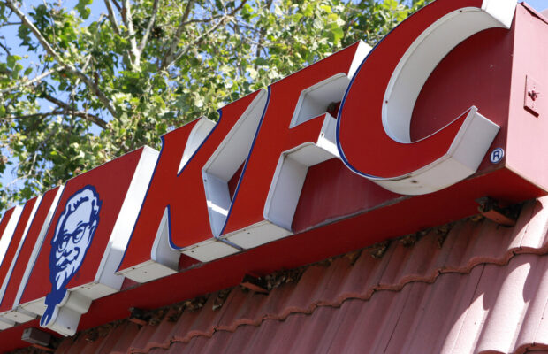 KFC Is Rolling Out a “Chizza” . . . a Pizza Made from Fried Chicken