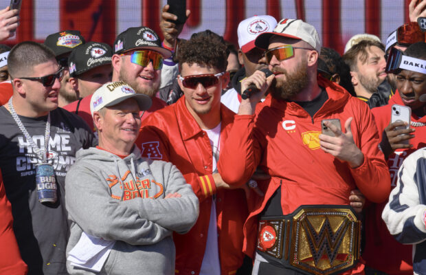 Travis Kelce & Patrick Mahomes Drunkenly Sing “Friends In Low Places”