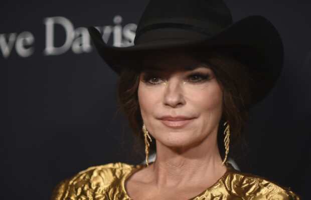 Shania Twain looking a little different