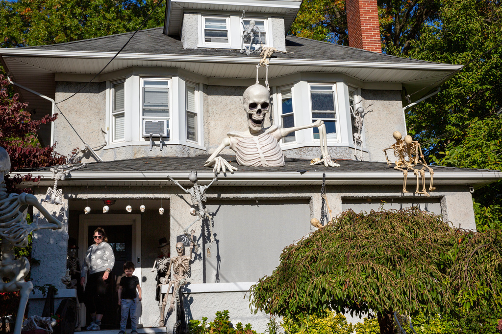 Skeleton Strip Skeleton Strip Show Shakes Things up in Florida Neighborhood | 96.5 ...